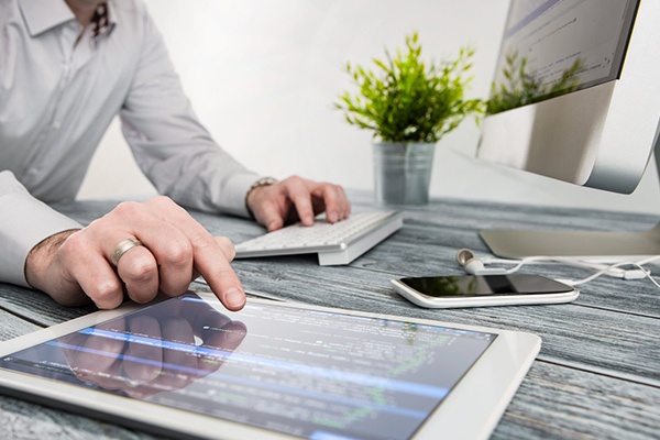 在市場上怎么選擇網(wǎng)站制作公司呢？